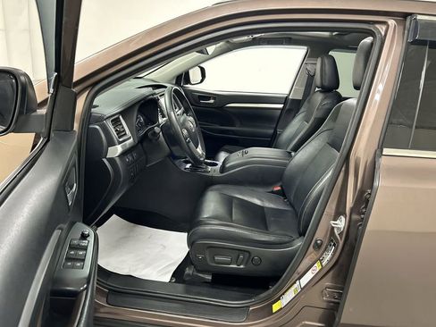 Used 2018 Toyota Highlander XLE w/ Carpet Mat Package (TMS) image 9
