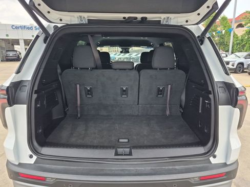 Used 2025 Chevrolet Traverse LT FWD image 23