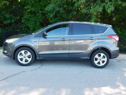 Used 2015 Ford Escape SE FWD image 2