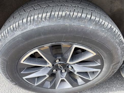 Used 2021 Chevrolet Tahoe Z71 w/ Z71 Signature Package image 3