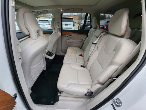 Used 2021 Volvo XC90 T6 Momentum w/ Climate Package image 18