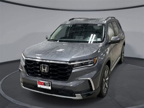 Used 2024 Honda Pilot Touring image 1