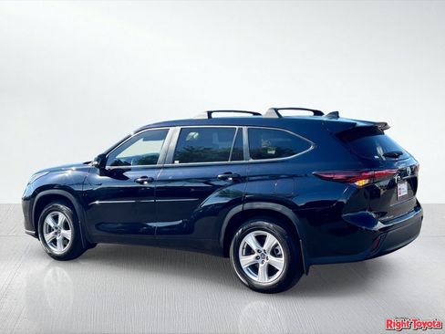 Used 2024 Toyota Highlander LE AWD/4WD image 4