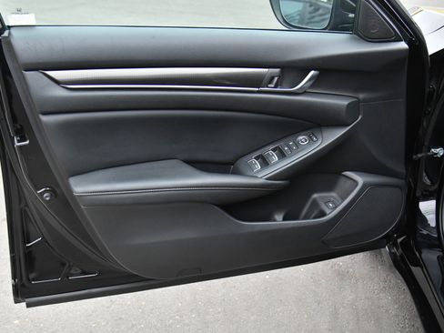 Used 2018 Honda Accord Sport image 13