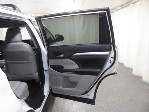 Used 2019 Toyota Highlander XLE AWD/4WD image 33