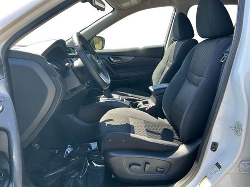 Used 2017 Nissan Rogue SV w/ SV Premium Package image 10