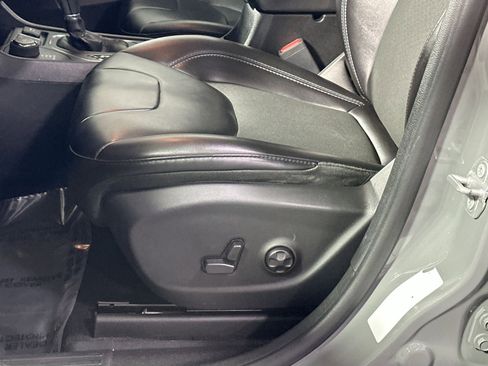 Used 2019 Jeep Cherokee Latitude Plus w/ Comfort/Convenience Group image 14