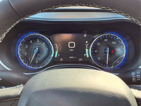 Used 2025 Chrysler Pacifica Limited image 15