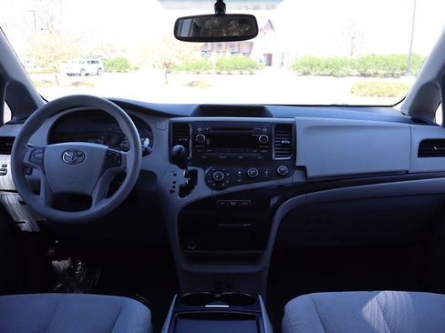 Used 2011 Toyota Sienna LE w/ Towing Pkg image 16