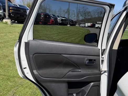 Used 2020 Mitsubishi Outlander ES image 42