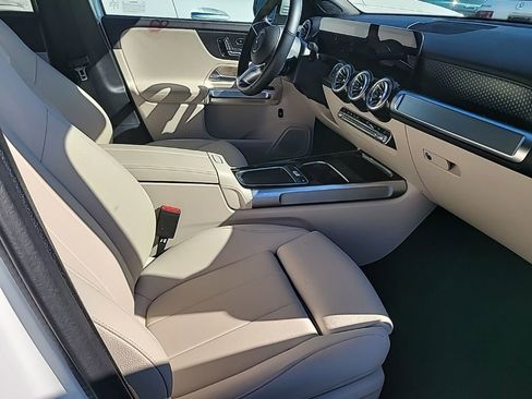 Used 2025 Mercedes-Benz GLB 250 4MATIC image 13