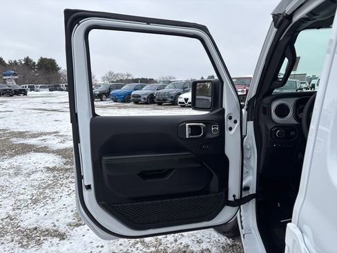 Used 2025 Jeep Wrangler Unlimited Sahara w/ Safety Group image 17