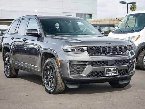 New 2026 Jeep Grand Cherokee Altitude image 3