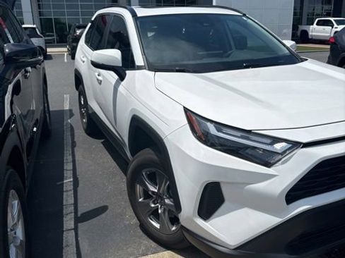 Used 2022 Toyota RAV4 XLE w/ Convenience Package FWD image 3