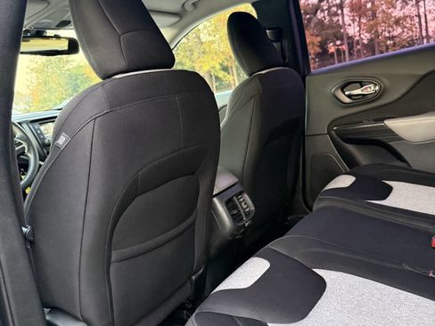 Used 2014 Jeep Cherokee Sport image 16