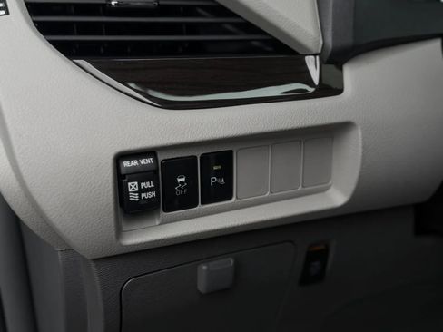 Used 2019 Toyota Sienna XLE w/ XLE Navigation Package FWD image 29