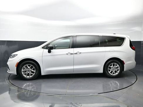 Used 2024 Chrysler Pacifica Touring-L image 8