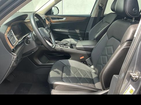Used 2025 Volkswagen Atlas SE FWD image 2