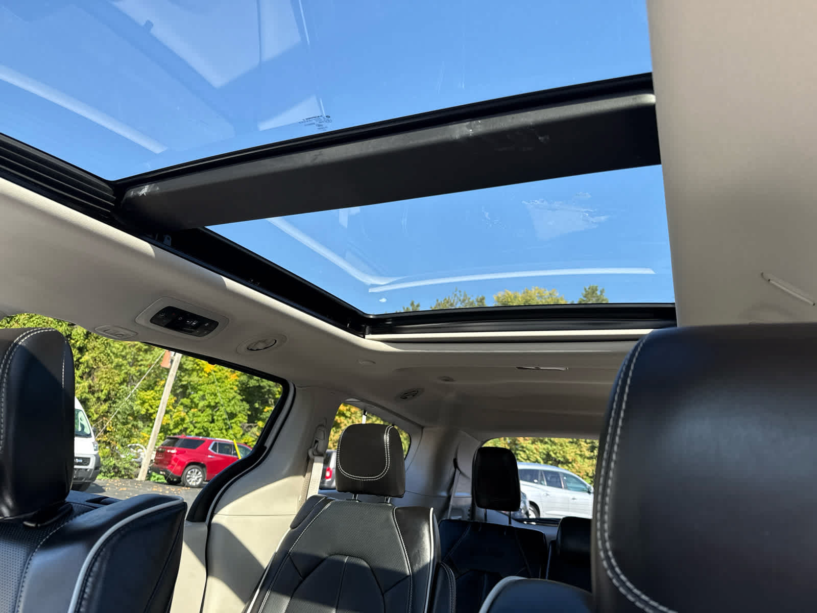 Used 2024 Chrysler Pacifica Limited w/ Uconnect Theater Family Group FWD image 30