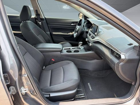Used 2025 Nissan Altima 2.5 SV FWD image 21