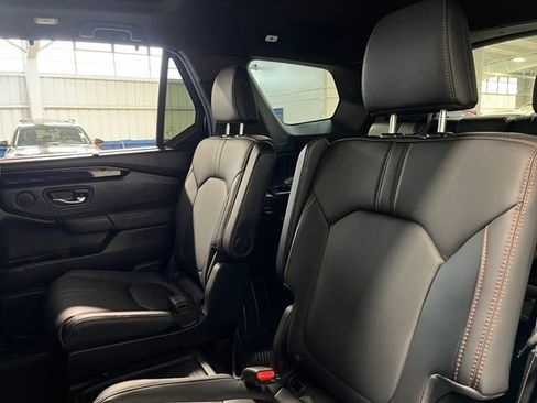 Used 2025 Honda Pilot TrailSport image 17