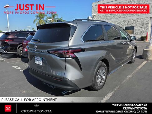 Used 2026 Toyota Sienna XLE FWD image 3