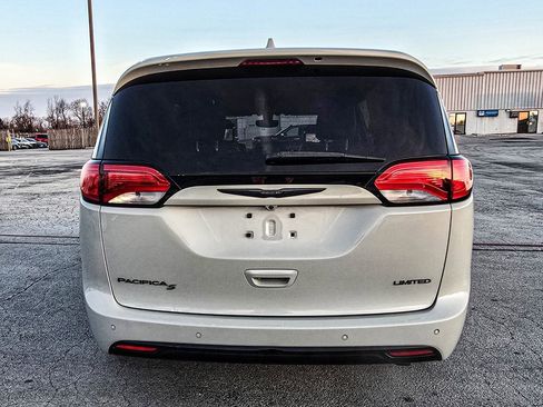 Used 2019 Chrysler Pacifica Limited w/ S Appearance Package image 5