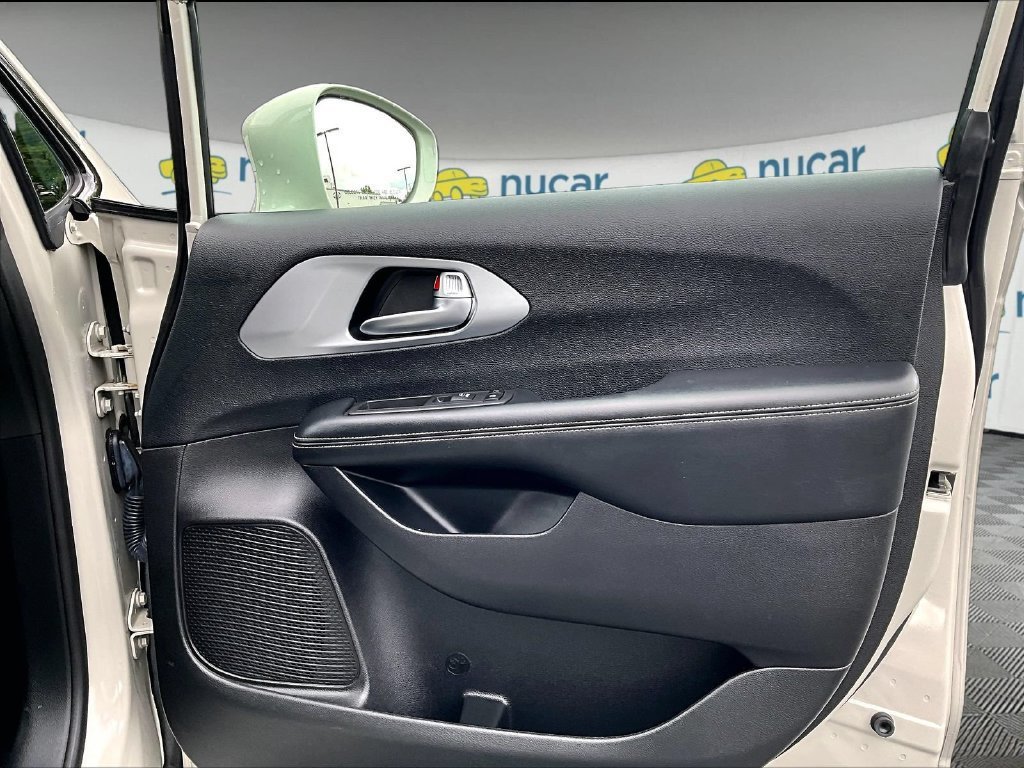 Used 2021 Chrysler Pacifica Touring w/ S Appearance Package FWD image 12