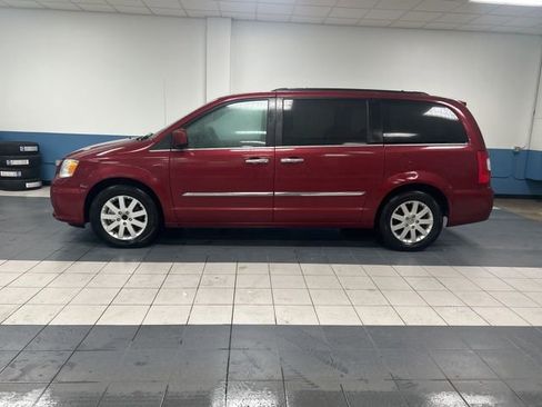 Used 2016 Chrysler Town & Country Touring w/ Driver Convenience Group image 4