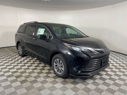 New 2026 Toyota Sienna XLE FWD image 14