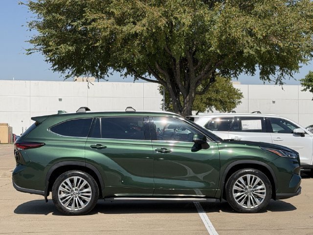 Used 2025 Toyota Highlander Platinum AWD/4WD image 3