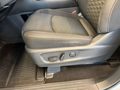 Used 2023 Nissan Pathfinder SV AWD/4WD image 9