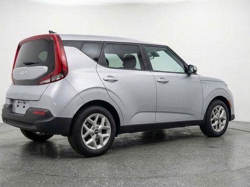 Used 2025 Kia Soul LX w/ LX Technology Package FWD image 9