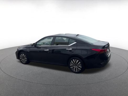 Used 2025 Nissan Altima 2.5 SV FWD image 10
