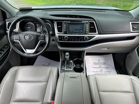 Used 2019 Toyota Highlander XLE AWD/4WD image 52
