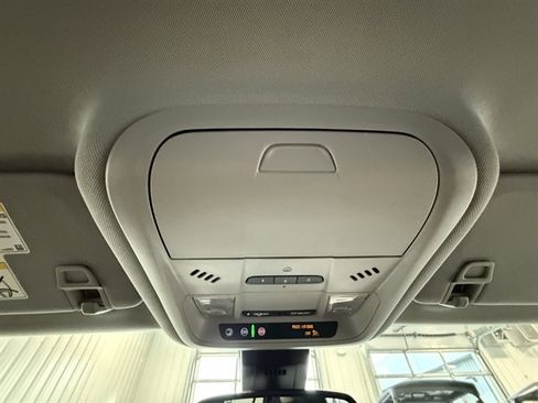 Used 2024 GMC Terrain SLT image 48