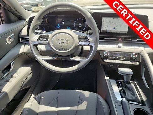 Used 2024 Hyundai Elantra SEL image 3