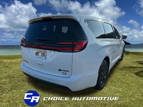 Used 2022 Chrysler Pacifica Limited w/ Uconnect Theater Family Group image 7