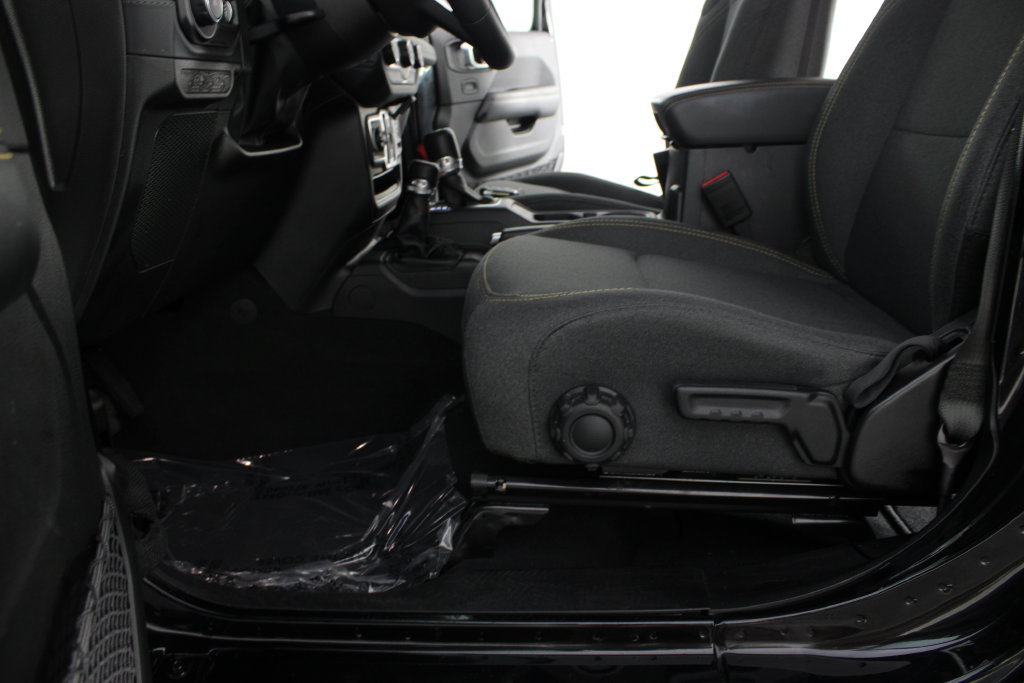 Used 2026 Jeep Wrangler Unlimited Sahara AWD/4WD image 21