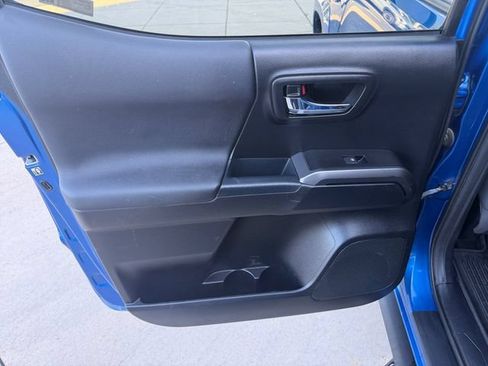 Used 2018 Toyota Tacoma TRD Sport w/ Technology Package AWD/4WD image 15