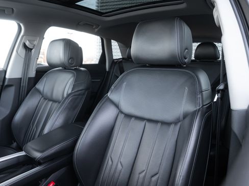 Used 2019 Audi e-tron Prestige w/ Prestige Package image 23