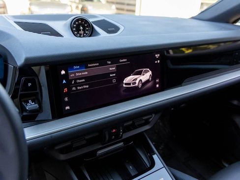 Certified 2025 Porsche Cayenne Coupe image 65