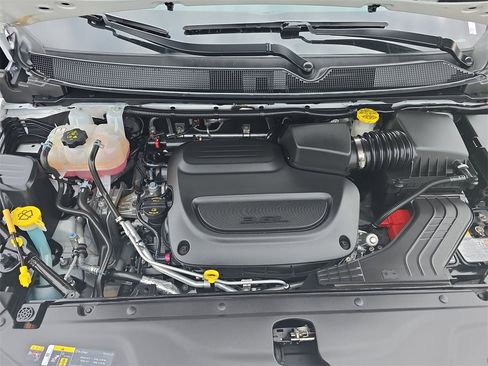 Used 2024 Chrysler Pacifica Touring-L image 25