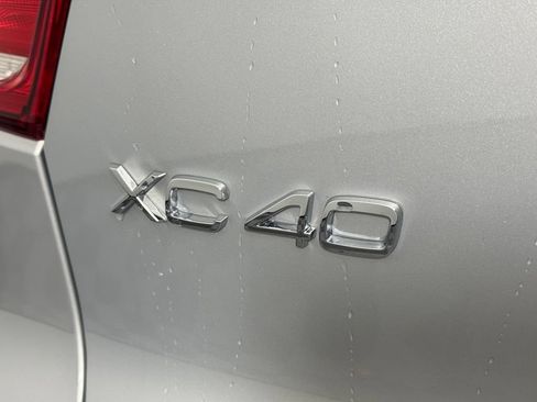 Certified 2025 Volvo XC40 B5 Plus AWD/4WD image 7