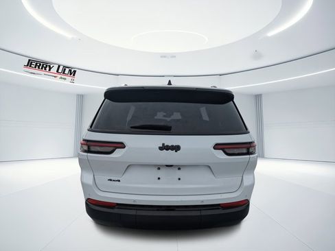 Used 2023 Jeep Grand Cherokee L Laredo image 4