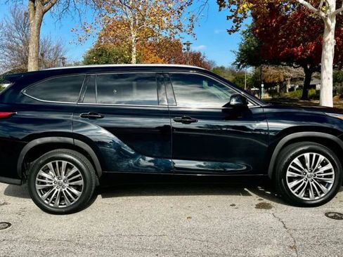 Used 2022 Toyota Highlander Platinum image 4