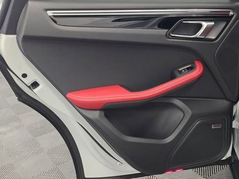 Certified 2025 Porsche Macan image 20