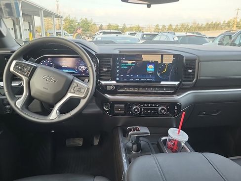 Used 2025 Chevrolet Silverado 1500 LT Trail Boss w/ LT Trail Boss Premium Package AWD/4WD image 9