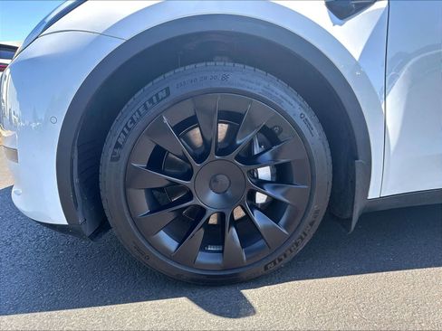 Used 2021 Tesla Model Y Long Range AWD/4WD image 32