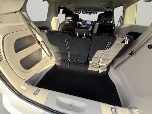 Used 2023 Chrysler Pacifica Touring-L image 14